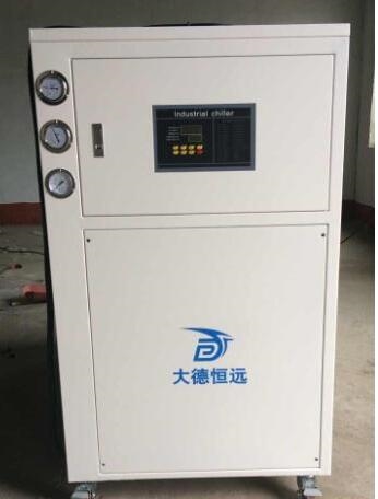 小型冷水机